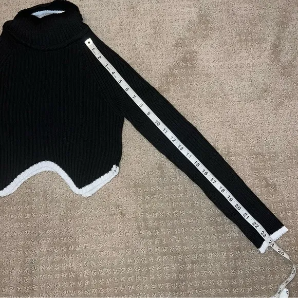 NWT Boutique Vestique Turtle Neck Cropped Sweater Size Small