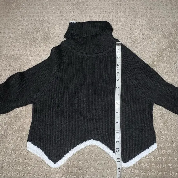 NWT Boutique Vestique Turtle Neck Cropped Sweater Size Small
