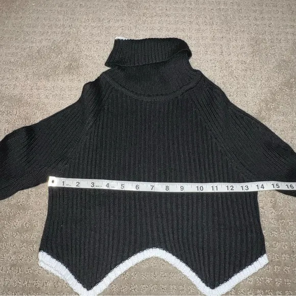 NWT Boutique Vestique Turtle Neck Cropped Sweater Size Small