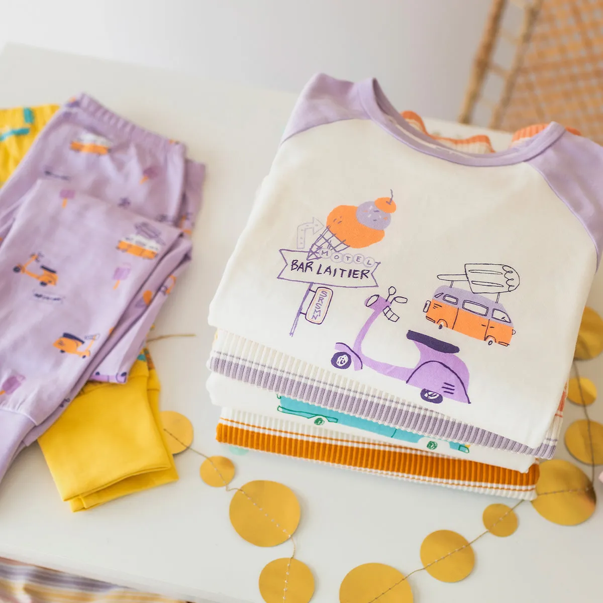 Pyjama deux pièces lilas et crème à motifs et illustration, enfant || Two piece lilac and cream pajamas with all over print and illustration, child