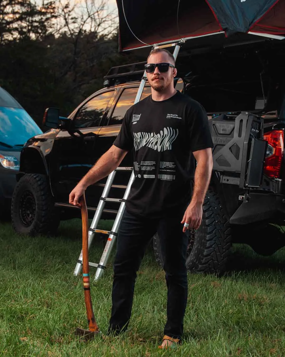 September Essentials - NOTHING PERSONAL - Tee - BLACK