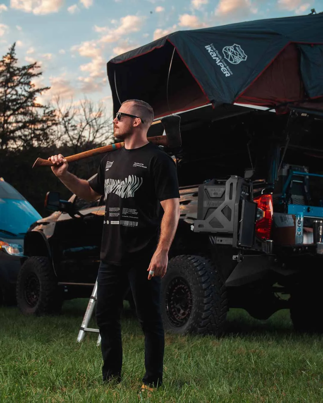 September Essentials - NOTHING PERSONAL - Tee - BLACK